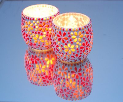 Twee stuks theelichten / waxinehouders rood / oranje glasmozaïek - bloemen motief