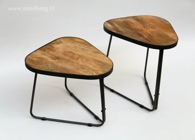 Industriële driepoot bijzettafels set van twee retro tafeltjes: mangohout met metalen frame