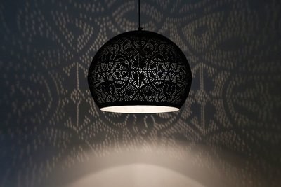 Hanglamp bol filigrain-stijl XL metaal mat zwart finish met binnenkant zilverkleurig Hanglamp bol filigrain-stijl XL metaal mat zwart finish met binnenkant zilverkleurig