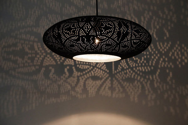 Hanglamp ufo vorm in filigrain-stijl metaal mat zwart finish met binnenkant zilverkleurig