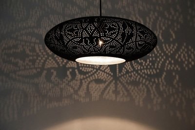 Hanglamp ufo vorm in filigrain-stijl metaal mat zwart finish met binnenkant zilverkleurig Hanglamp ufo vorm in filigrain-stijl metaal mat zwart finish met binnenkant zilverkleurig