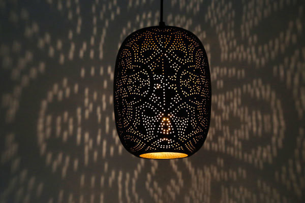 Hanglamp ovaal filigrain - metaal mat zwart finish met binnenkant goudkleurig