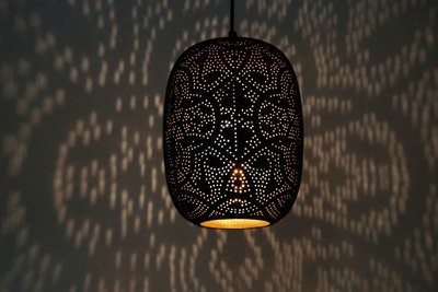 Hanglamp ovaal filigrain - metaal mat zwart finish met binnenkant goudkleurig Hanglamp ovaal filigrain - metaal mat zwart finish met binnenkant goudkleurig