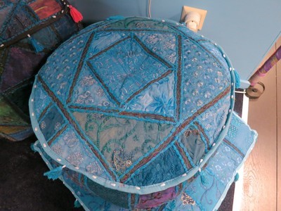 poef blauw rond model