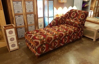 Indiase sofa - "Cleopatra" - bank van rode kelim stof - chez lounge of loungue