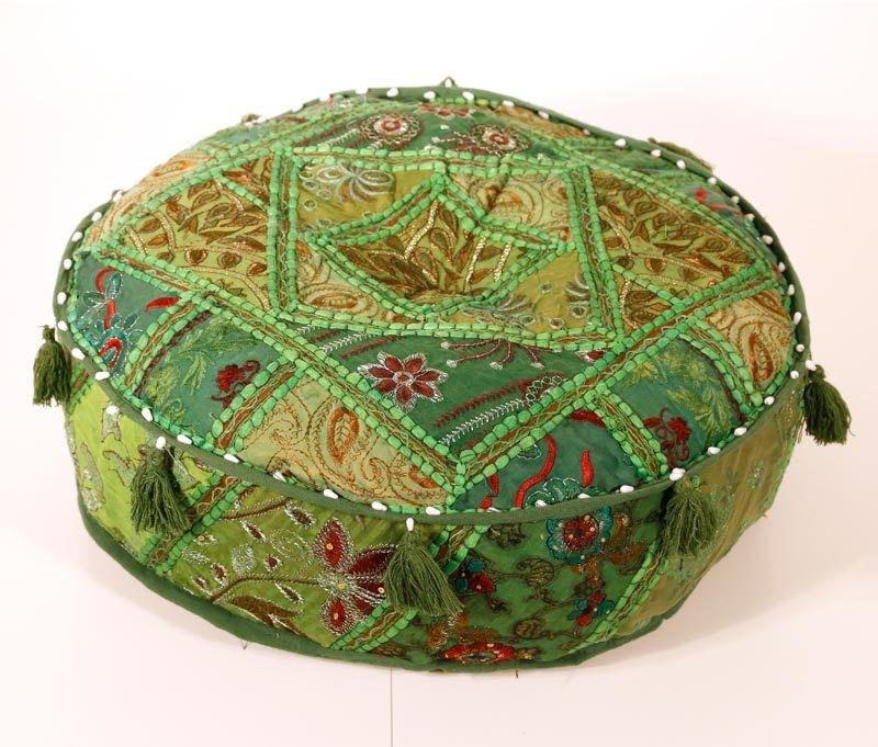 Poef groen rond model