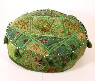 Poef groen rond model