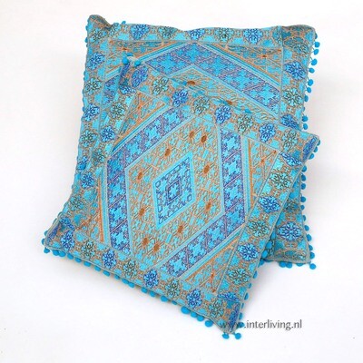sierkussen blauw met ecru &amp; goud tinten - geweven geometrische Marokkaanse jacquard patronen - pom pom rand - 40 cm