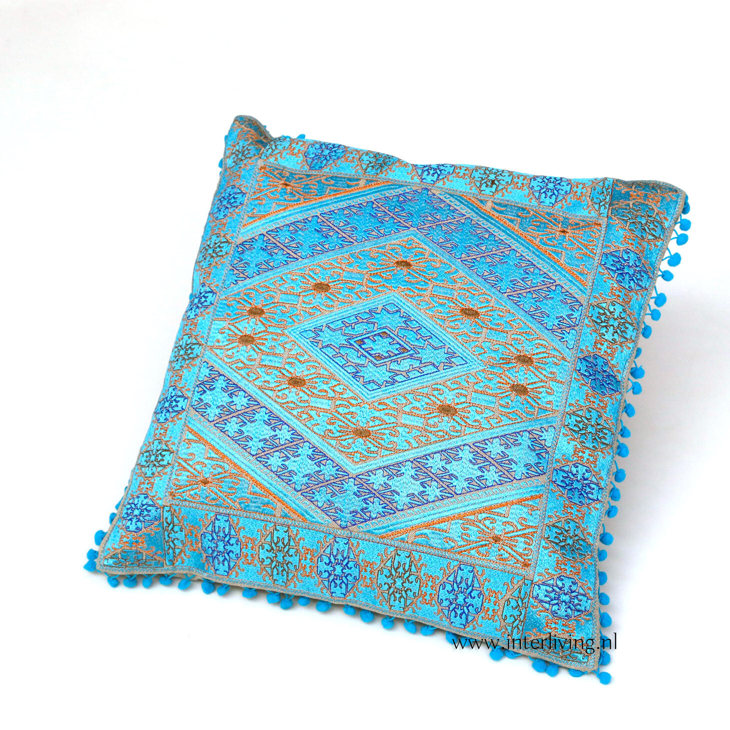 sierkussen blauw met ecru &amp; goud tinten - geweven geometrische Marokkaanse jacquard patronen - pom pom rand - 40 cm