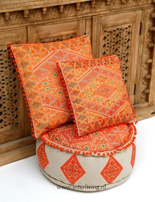 sierkussen oranje met ecru &amp; goud tinten - geweven geometrische Marokkaanse jacquard patronen - pom pom rand - 40 cm