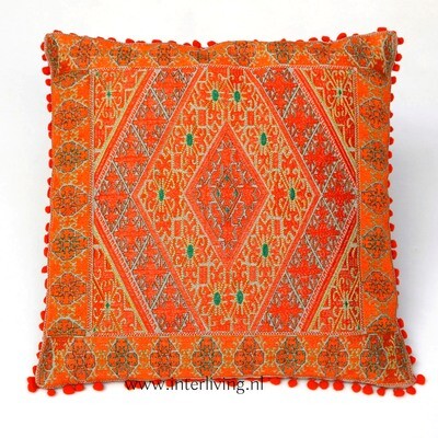 sierkussen oranje met ecru &amp; goud tinten - geweven geometrische Marokkaanse jacquard patronen - pom pom rand - 50 cm