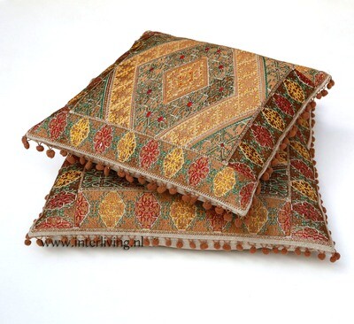 sierkussen in goudbruin tinten met ecru &amp; goud kleur - geweven geometrische Marokkaanse jacquard patronen - pom pom rand - 50 cm