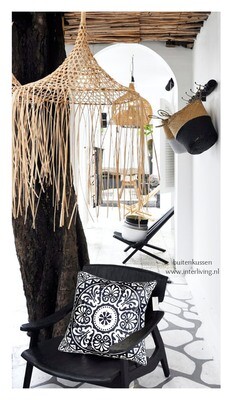 buitenkussen in mediterraans tegel patroon /donker blauw & wit - eco plastic- 100% recycled soda flessen - boho chic tuin styling