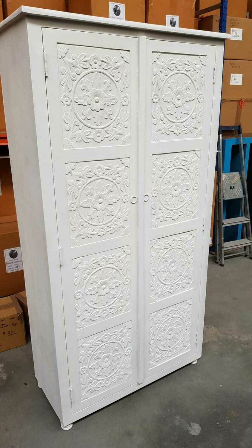 Ibiza kast van hout met lotus houtsnijwerk uit India - 180 cm hoog - 8 panelen met houtsnijwerk - wit - met 2 deuren Ibiza kast van hout met lotus houtsnijwerk uit India - 180 cm hoog - 8 panelen met houtsnijwerk - wit - met 2 deuren
