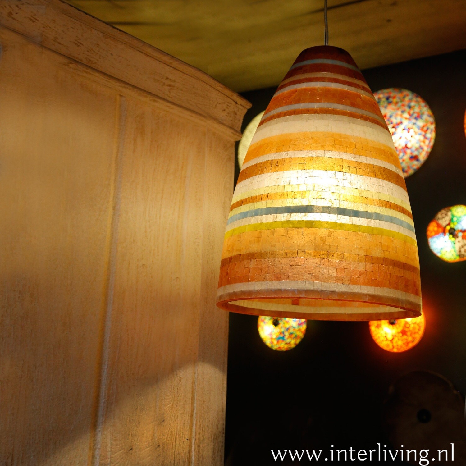retro 70's hanglamp XL met vintage pop kringen patroon - kleurrijk rood, oranje,  wit mix in mozaïek design - hoog 60 cm /  Ø 39 cm - unieke mid-century modern sfeerverlichting