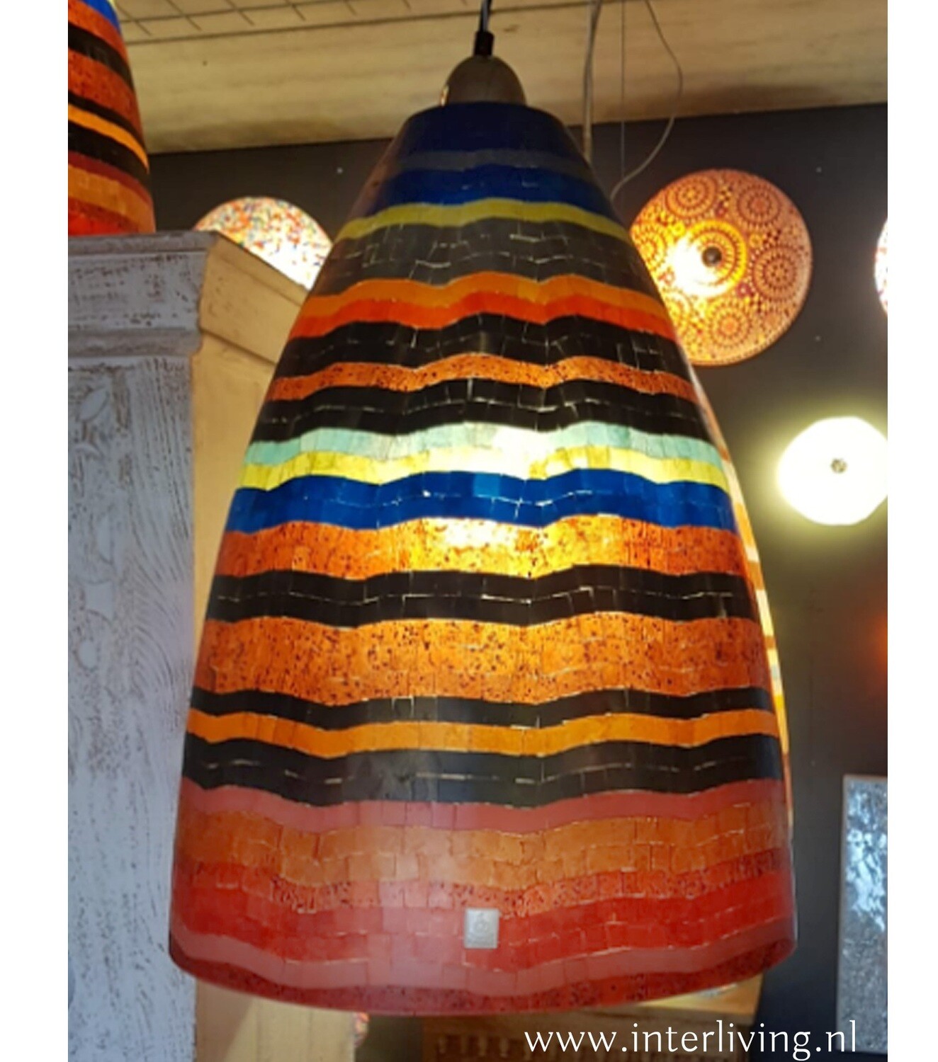 retrolamp jaren '70 hanglamp XL cone met vintage pop kringen patroon in de kleuren rood, blauw, oranje & grijs - kleurrijke steentjes mozaïek patronen - hoog 60 cm /  Ø 39 cm - unieke sfeerverlichting