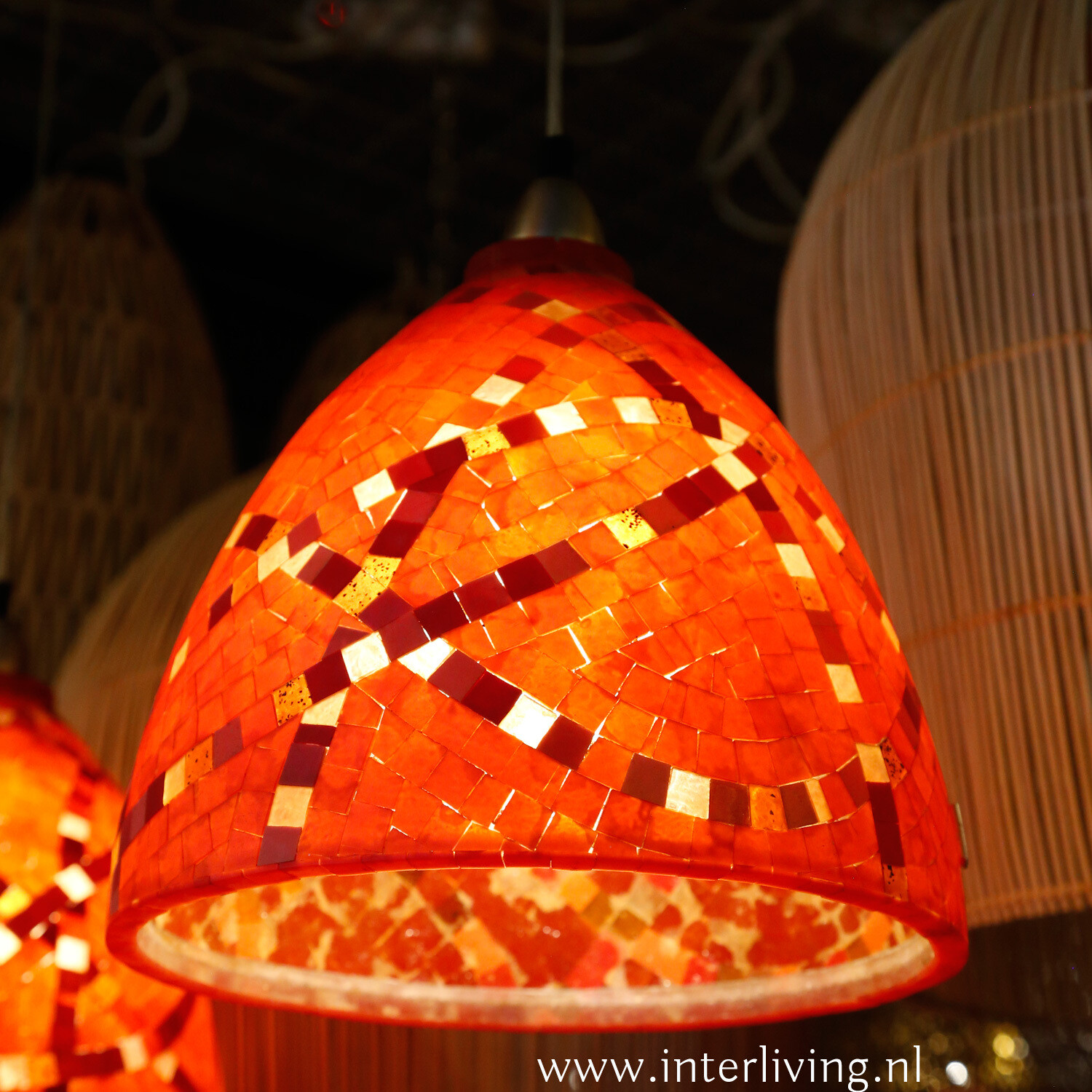 retrolamp jaren 70 met vintage patroon in de kleuren rood met een kleurrijk slinger mozaïek patronen - hoog 30 cm /  Ø 28 cm - unieke sfeerverlichting