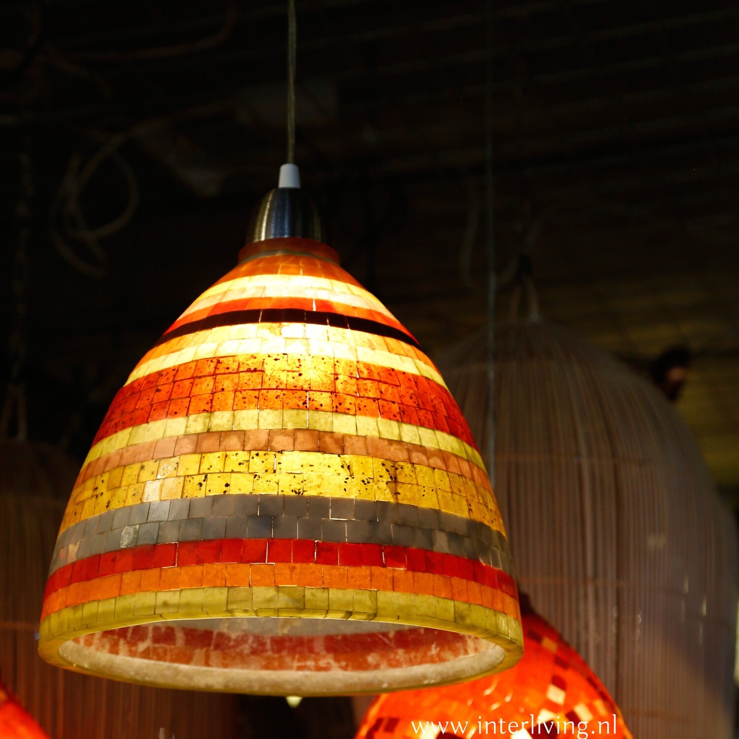 retro lamp jaren '70 - hanglamp met vintage pop kringen patroon in de kleuren rood, oranje mix & wit - kleurrijke steentjes mozaïek patronen - hoog 30 cm /  Ø 28 cm - unieke sfeerverlichting
