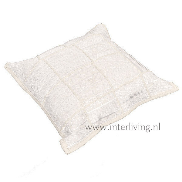 sierkussen Ibiza wit met patchwork patronen uit India sierkussen Ibiza wit met patchwork patronen uit India