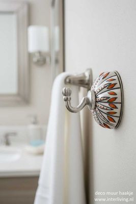 Decoratieve haak voor aan de muur rode tinten