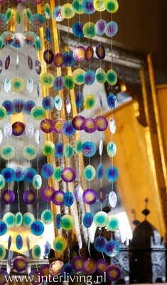 Boho guirlande van ronde Capiz Camar schelpen - handgemaakte slinger van pareloesters / schelpengordijn / raamhanger  / muurversiering of wanddecoratie. Aqua & turquoise
