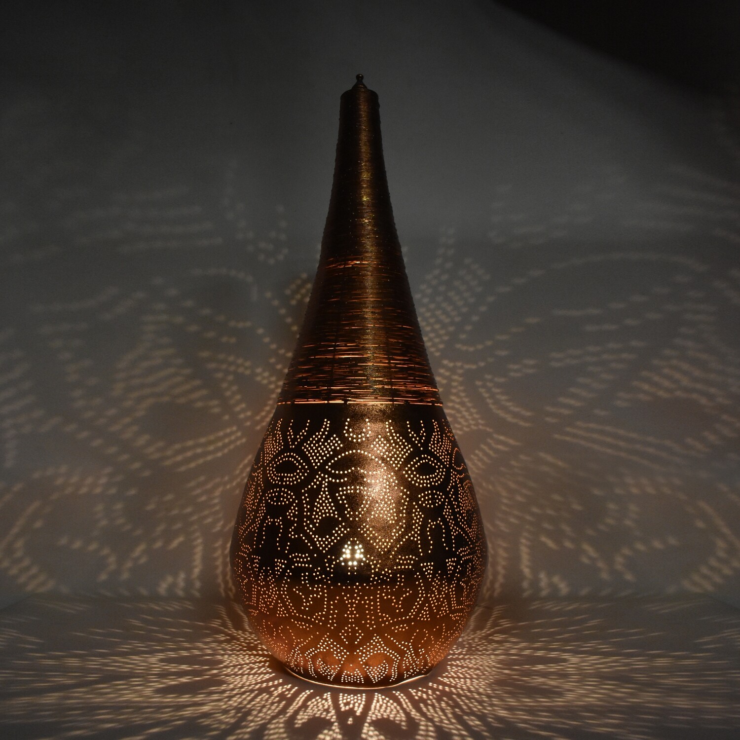 XXL vloerlamp "Stupa" - geperforeerd koperkleurig metaal van filigrain gaatjespatronen met gedraaid metaaldraad - 110 cm hoog
