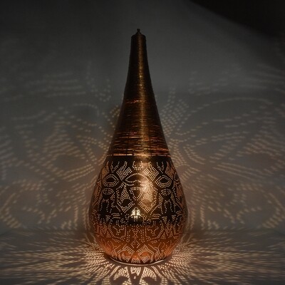 XXL vloerlamp "Stupa" - geperforeerd koperkleurig metaal van filigrain gaatjespatronen met gedraaid metaaldraad - 110 cm hoog XXL vloerlamp "Stupa" - geperforeerd koperkleurig metaal van filigrain gaatjespatronen met gedraaid metaaldraad - 110 cm hoog