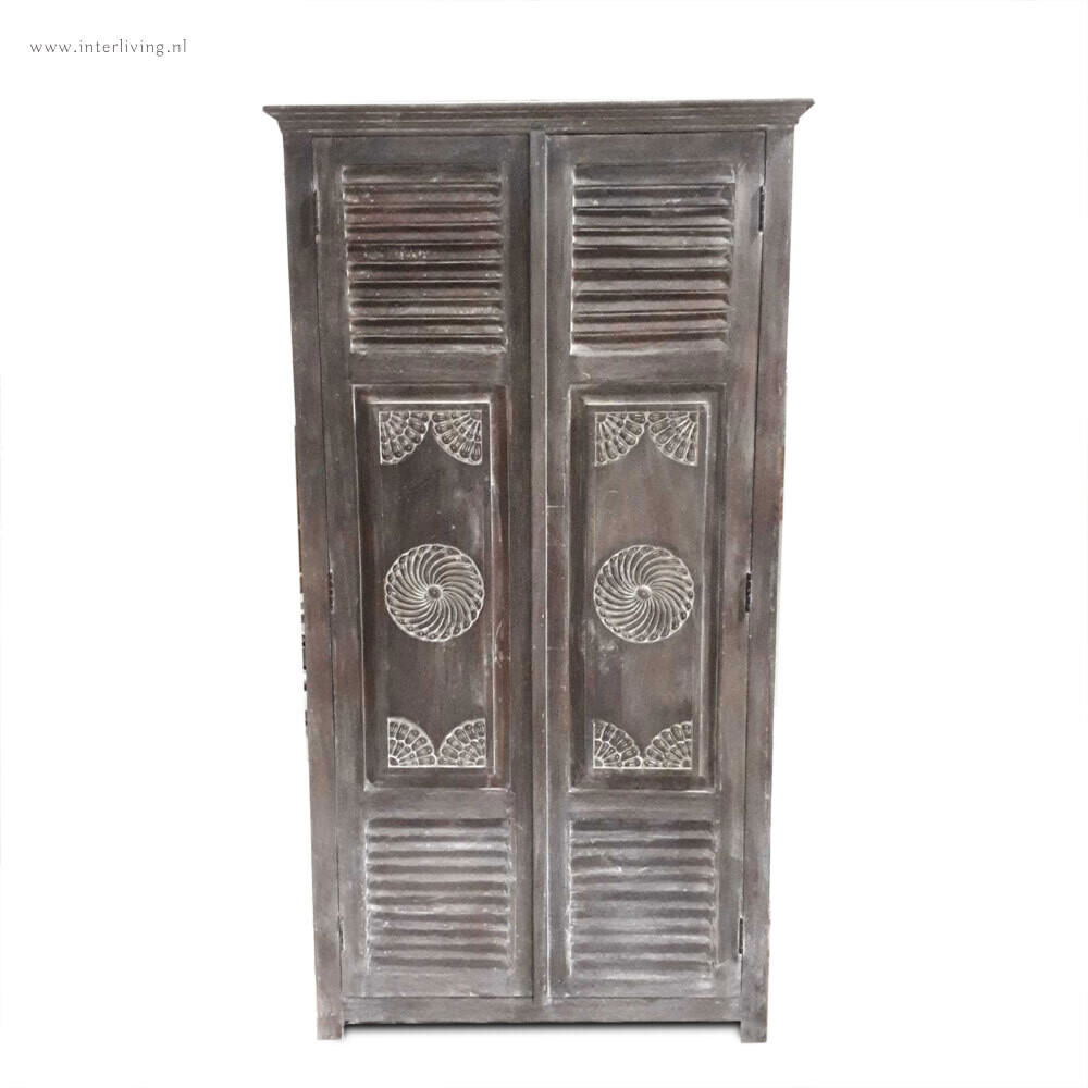 Ibiza kast / massief hoge verweerde houten kast dark grey washed 180*90*40 cm met oude luiken (shutters) en houtsnijwerk Ibiza kast / massief hoge verweerde houten kast dark grey washed 180*90*40 cm met oude luiken (shutters) en houtsnijwerk