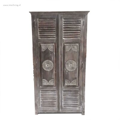 Ibiza kast / massief hoge verweerde houten kast dark grey washed 180*90*40 cm met oude luiken (shutters) en houtsnijwerk Ibiza kast / massief hoge verweerde houten kast dark grey washed 180*90*40 cm met oude luiken (shutters) en houtsnijwerk