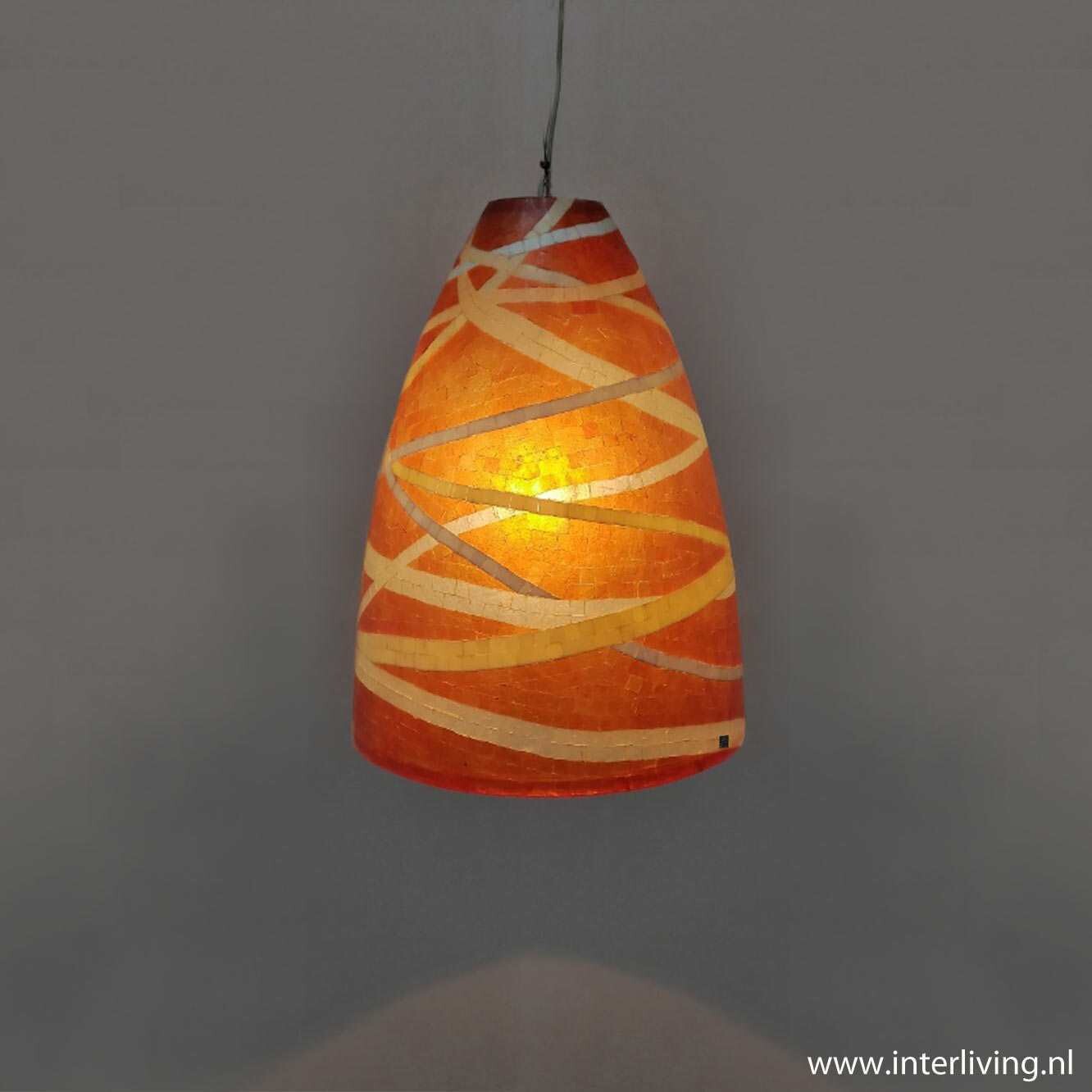 retrolamp jaren 70 met vintage twirl patroon in de kleuren zacht rood met mozaïek patroon - hoog 53 cm /  Ø 39 cm - unieke sfeerverlichting