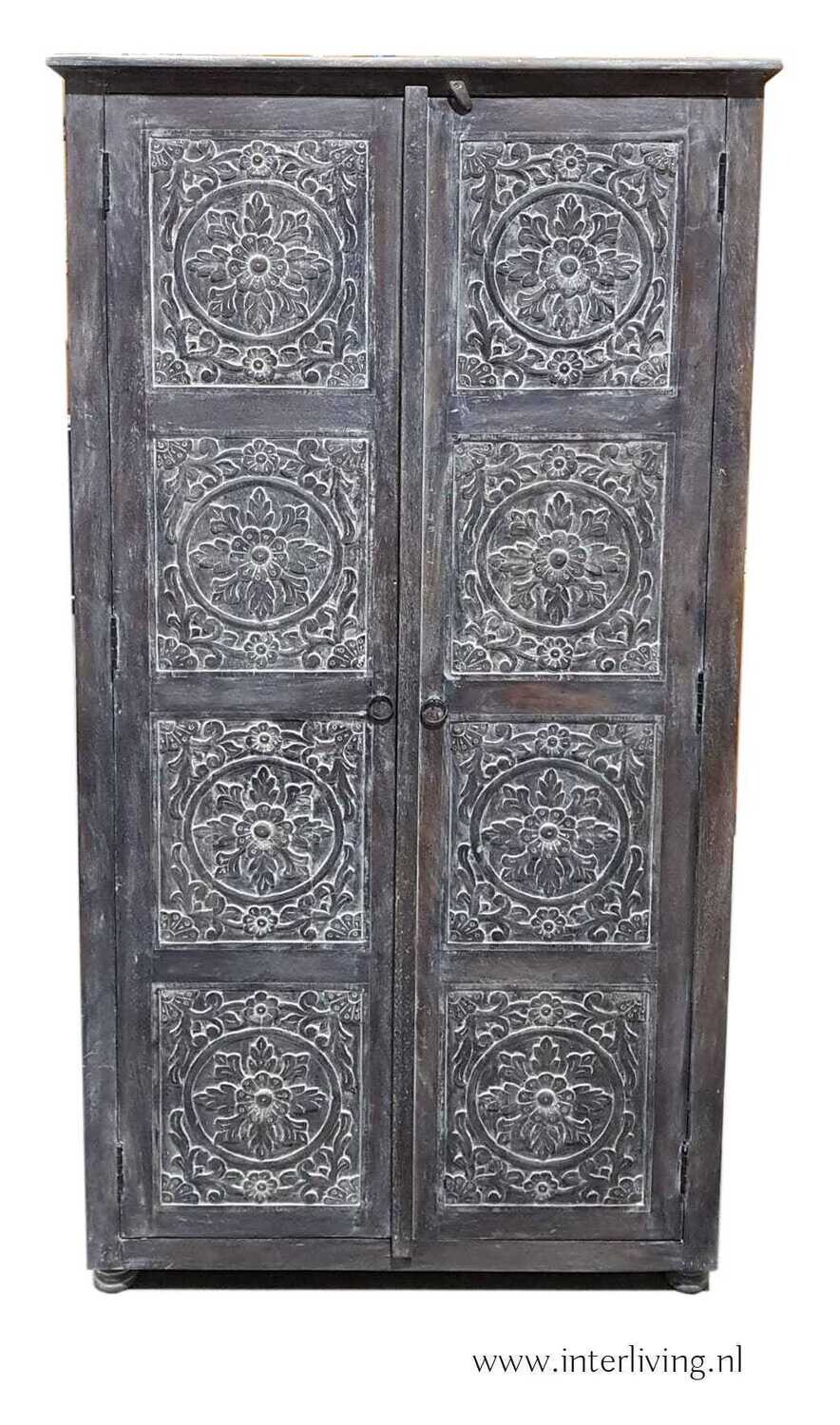 Ibiza kast van hout met lotus houtsnijwerk uit India - 180 cm hoog - 8 panelen met houtsnijwerk - greywashed finish met 2 deuren Ibiza kast van hout met lotus houtsnijwerk uit India - 180 cm hoog - 8 panelen met houtsnijwerk - greywashed finish met 2 deuren
