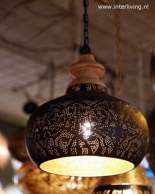 Industriële ronde Arabische hanglamp "Lucidar" filigrain design - zwart mat metaal & verweerd goud met hout afwerking + gratis grote waxinehouder