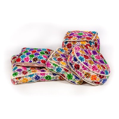 ronde poef "Indian flowers" met bloemen borduurwerk in kleurrijke tinten