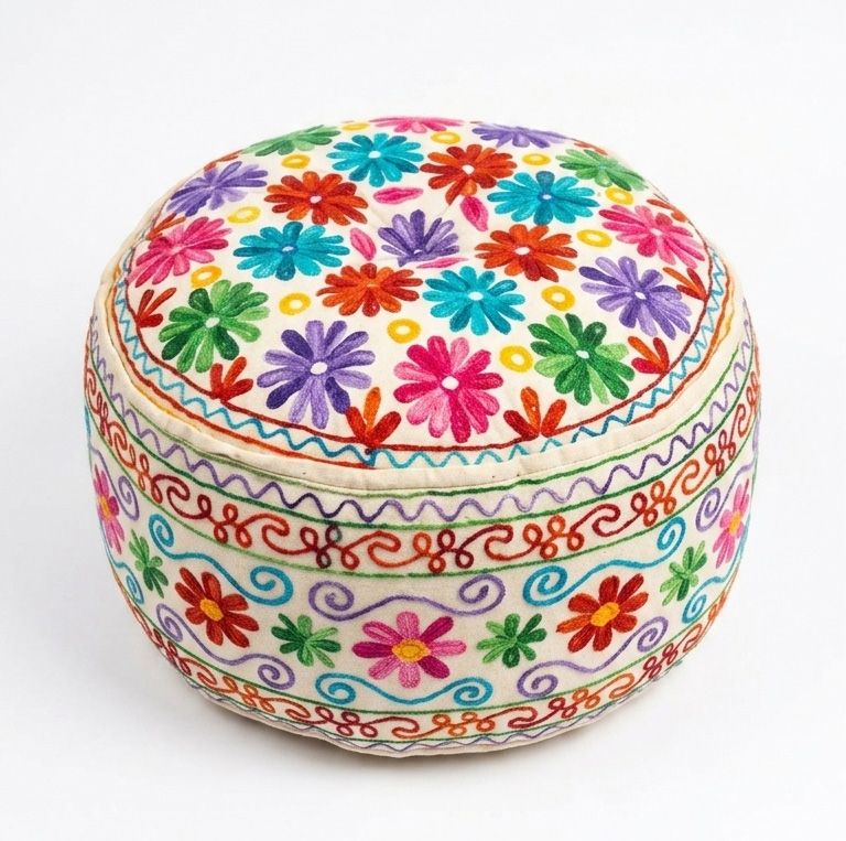 ronde poef "Indian flowers" met bloemen borduurwerk in kleurrijke tinten