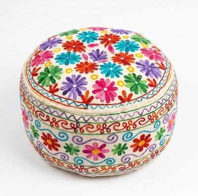 ronde poef "Indian flowers" met bloemen borduurwerk in kleurrijke tinten
