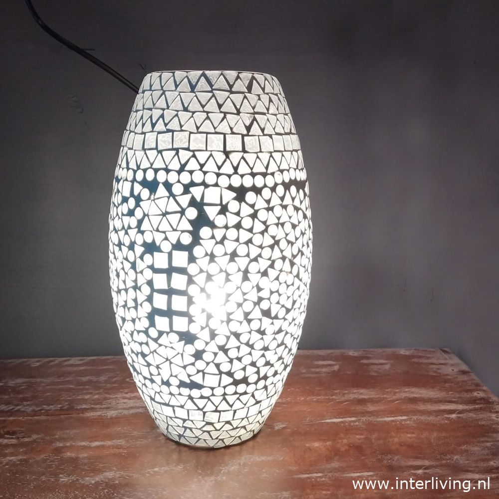 koker tafellamp van mat wit glas glas met sfeervolle mozaiek patronen - bold design