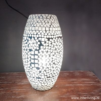 koker tafellamp van mat wit glas glas met sfeervolle mozaiek patronen - bold design