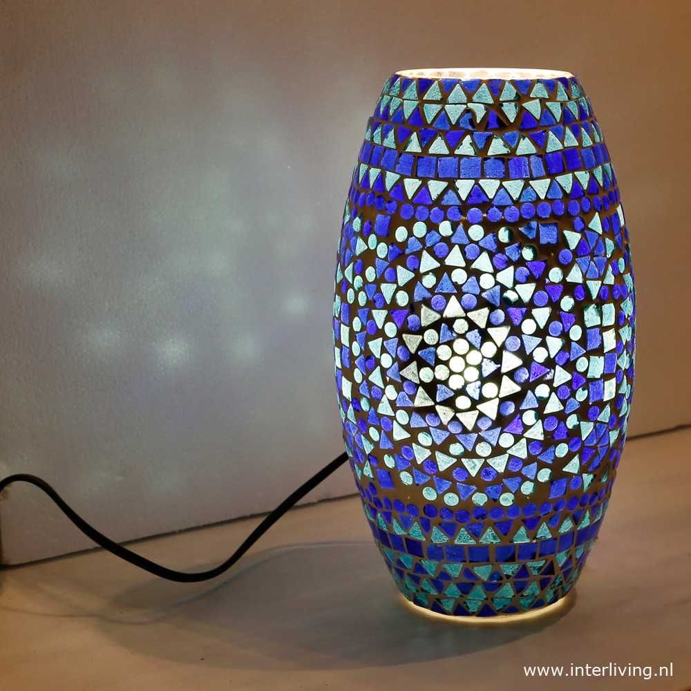 koker tafellamp van blauw & aqua glas met sfeervolle mozaiek patronen - bold design