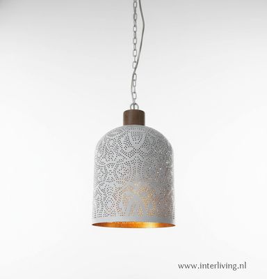 strakke hanglamp met oosterse touch strakke hanglamp met oosterse touch "Bell" - filigrain design - wit mat metaal & verweerd goud met hout afwerking