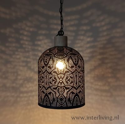 strakke hanglamp met oosterse touch strakke hanglamp met oosterse touch "Bell" - filigrain design - zwart mat metaal & verweerd goud met hout afwerking