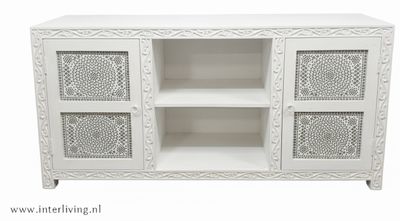 TV kast van mangohout - 150x76x40 cm - white wash met houtsnijwerk en transparant glasmozaiek