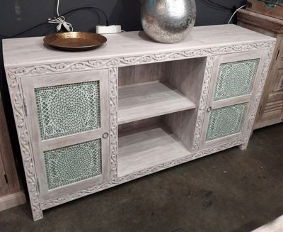 TV kast van mangohout - 150x76x40 cm - white wash met houtsnijwerk en transparant glasmozaiek