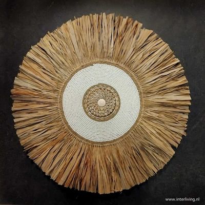 ronde wanddecoratie van naturel raffia gras - witte cirkel met kralen &amp; schelpen - Ibiza Bali Dreams - Boho decor