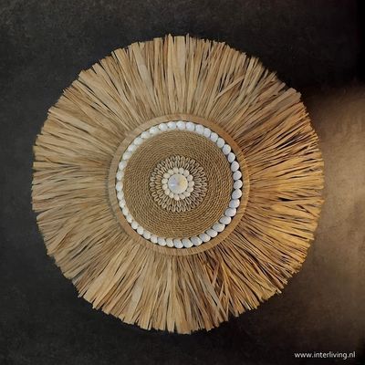 ronde wanddecoratie van naturel raffia gras in bloem patroon met kralen & verschillende witte schelpen - Ibiza Bali Dreams - Boho decor