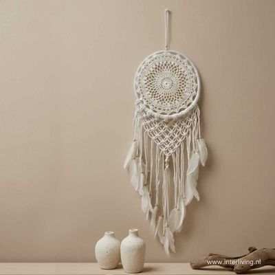 dromenvanger wit macrame - gehaakt met witte veren & houten kralen - 62 x 22 cm