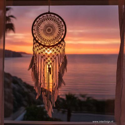 dromenvanger wit macrame - gehaakt met witte veren &amp; houten kralen - 62 x 22 cm