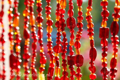 Hanglamp Asian glam - XL kleurrijke glaskralen - rood oranje - horeca project hospitality  inrichting