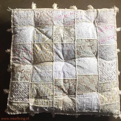vloerkussen wit patchwork met diverse tinten sari borduurwerk