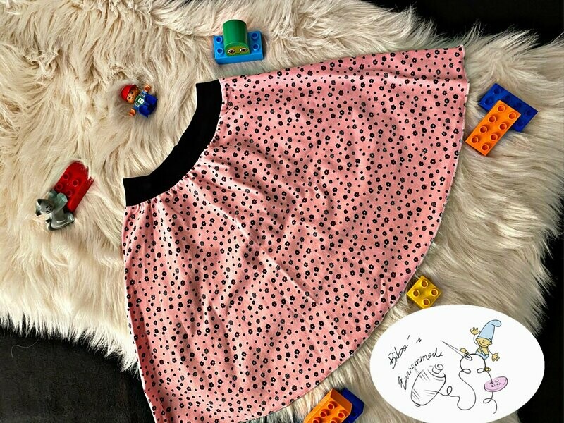 Schöner rosa Tellerrock mit Blumen Motiv Schöner rosa Tellerrock mit Blumen Motiv