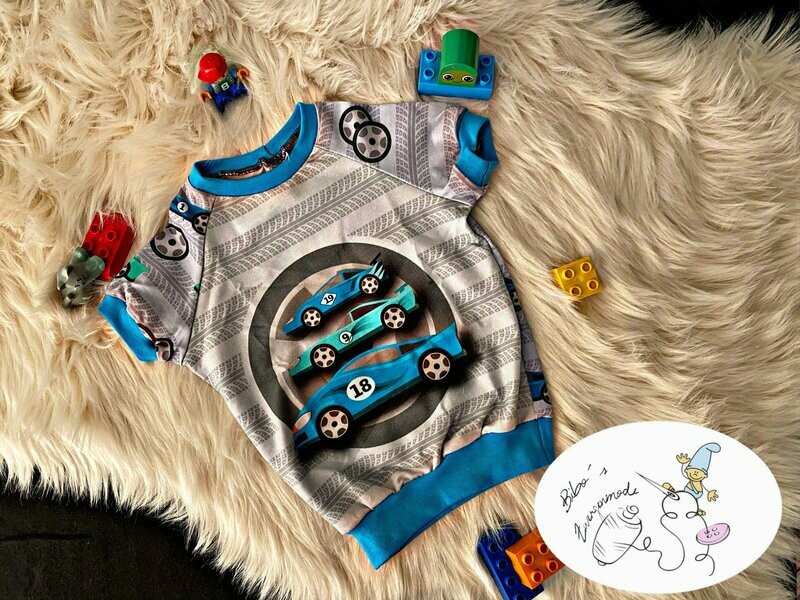 Schönes graues Zwergen T-Shirt mit Rennautos Schönes graues Zwergen T-Shirt mit Rennautos